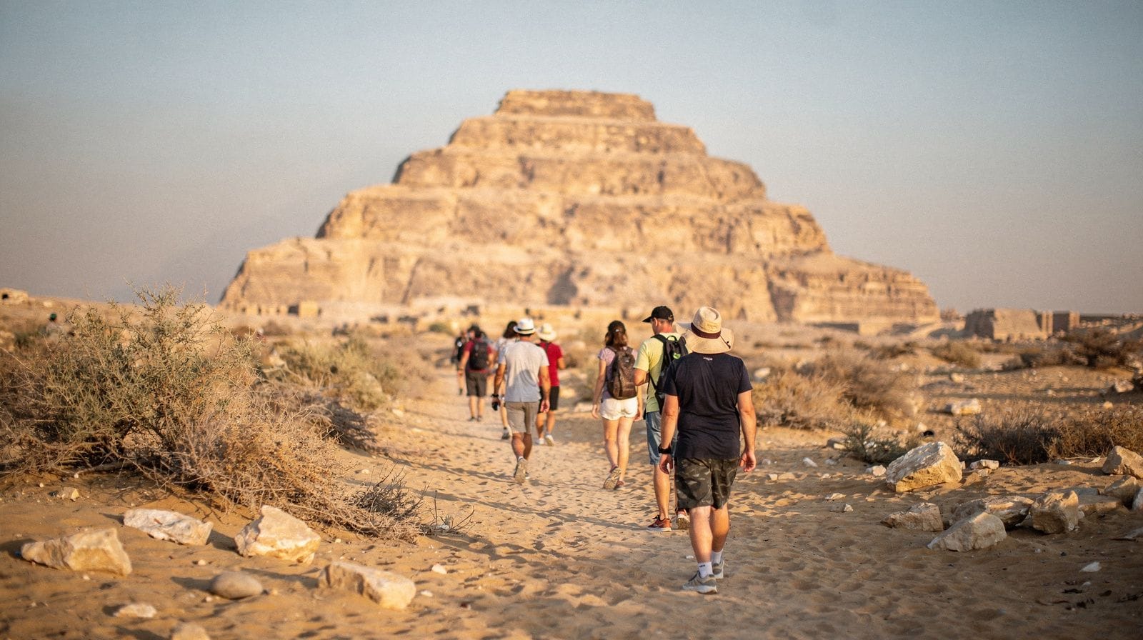 Wie was Djoser, en waarom is zijn piramide zo belangrijk?