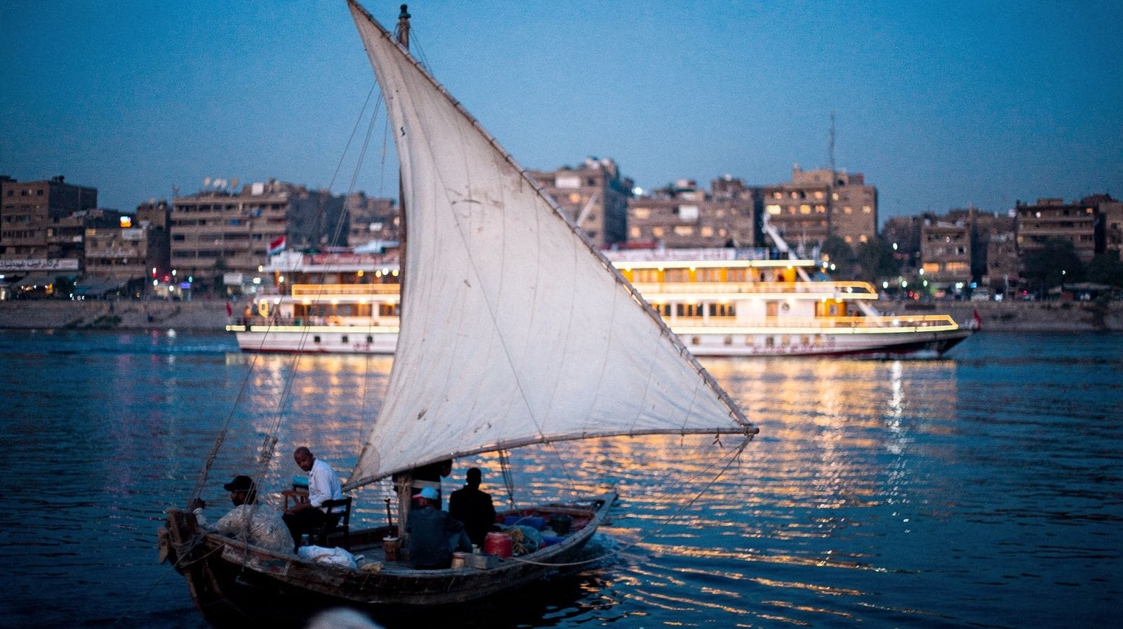 Felouque ou dîner-croisière au Caire : que choisir pour votre soirée